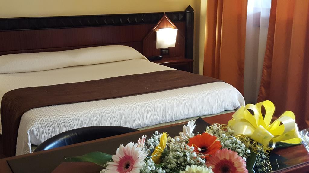 Hotel Motel Flower Novi Ligure Exteriör bild